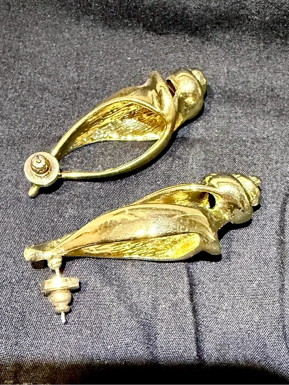 NWOT Gold Tone Sculptural Freeform Seashell Pierced Earrings